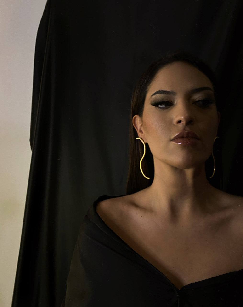 ICONIC HOSTESS EARRINGS Gold